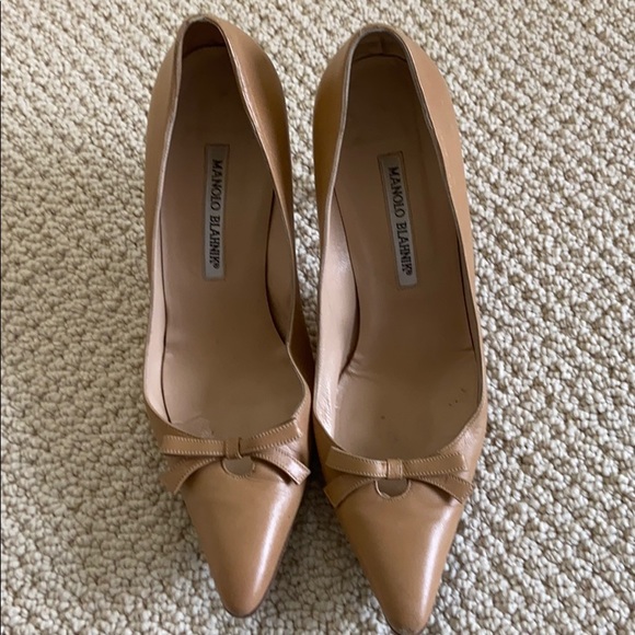 Manolo Blahnik Shoes - Manolo Blahnik Pump with bow Size 7.5